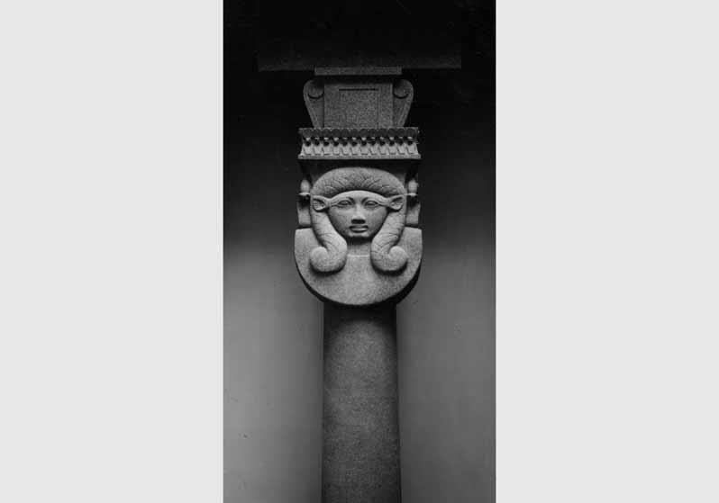 Blick auf das Säulenkapitell mit dem Kopf der Göttin Hathor im Neuen Museum