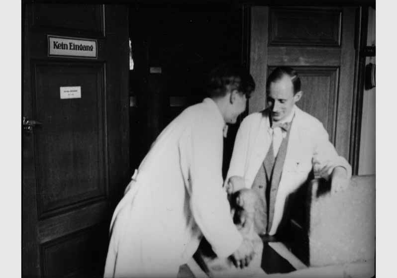 Der Restaurator Karl Dittmann und der Ägyptologe Bernhard von Bothmer mit der Granitgruppe des Der-senez im Neuen Museum