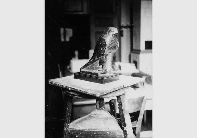 Falkengott Horus in der Restaurierungswerkstatt im Neuen Museum