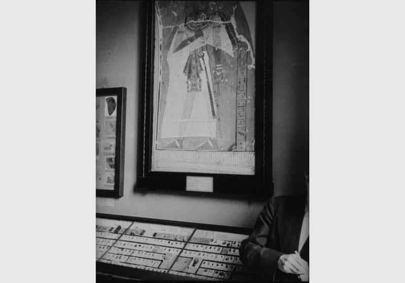 Blick auf die Reliefmalerei König Amenophis I. im Ausstellungssaal der Ägyptischen Abteilung im Neuen Museum
