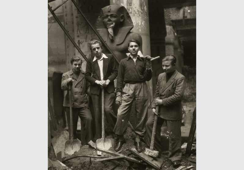 Schüler bei Bergungsarbeiten im Ägyptischen Hof im Neuen Museum