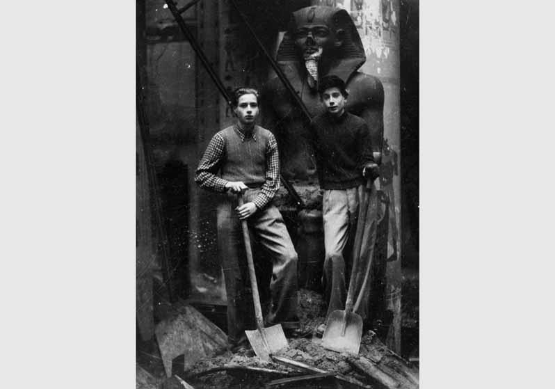 Schüler bei Bergungsarbeiten im Ägyptischen Hof im Neuen Museum