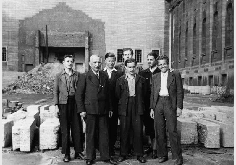 Restaurator Rudolf Kuhn und Bergungshelfer im Ehrenhof des Pergamonmuseums