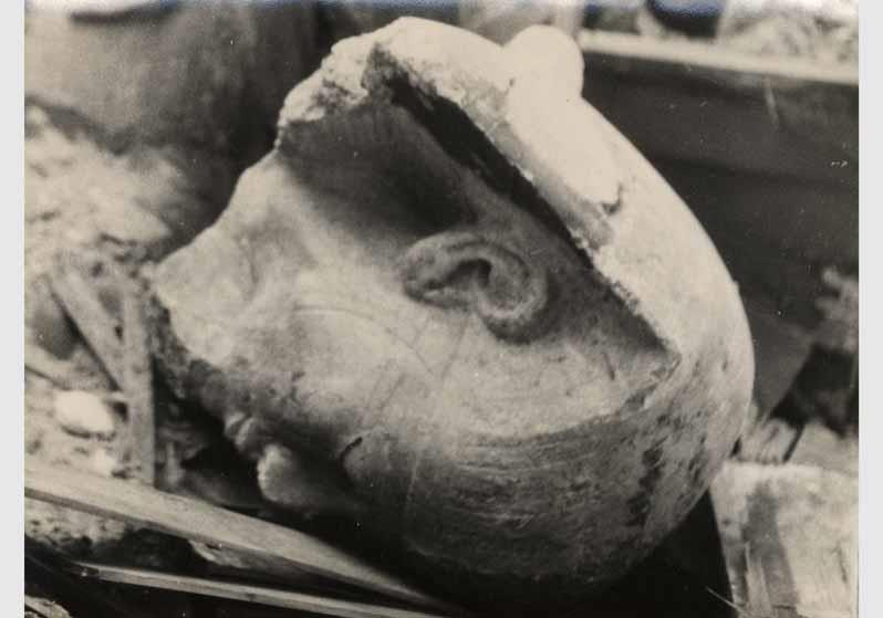 Blick auf den beschädigten Kopf der Kolossalbüste der Königin Hatschepsut