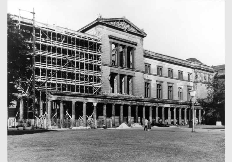 Blick auf die zum Teil eingerüstete Fassade des Neuen Museums