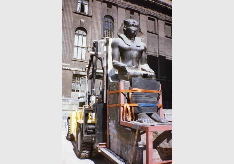 Transport der Kolossalstatue Sesostris II. aus dem Neuen Museum