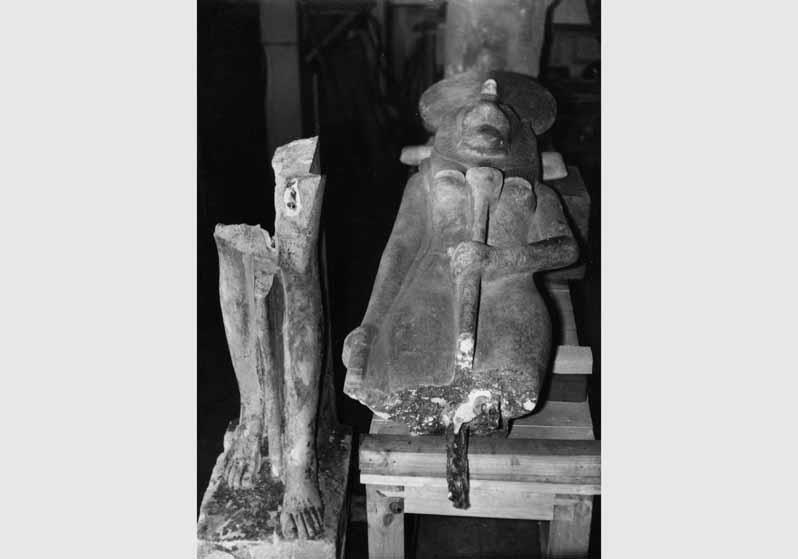 Blick auf eine zerstörte ägyptische Statue im Neuen Museum