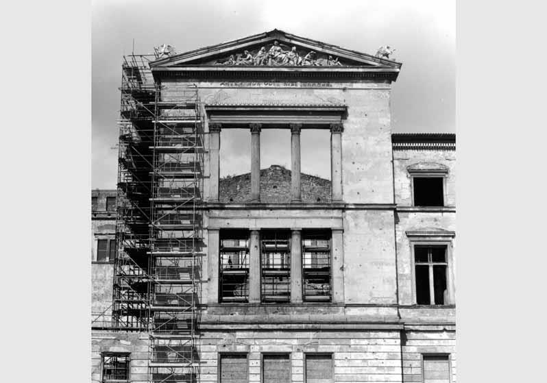 Baugerüst an der Fassade des Neuen Museums