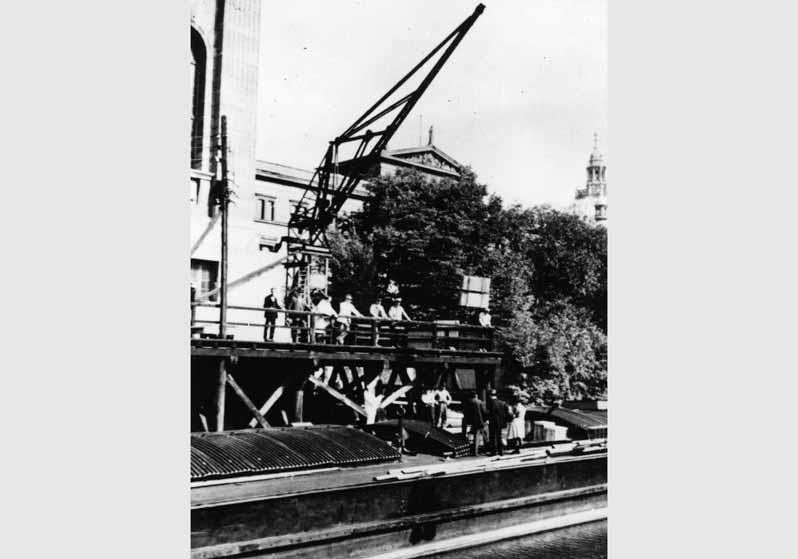 Ausladen der Funde aus Assur an der Museumsinsel