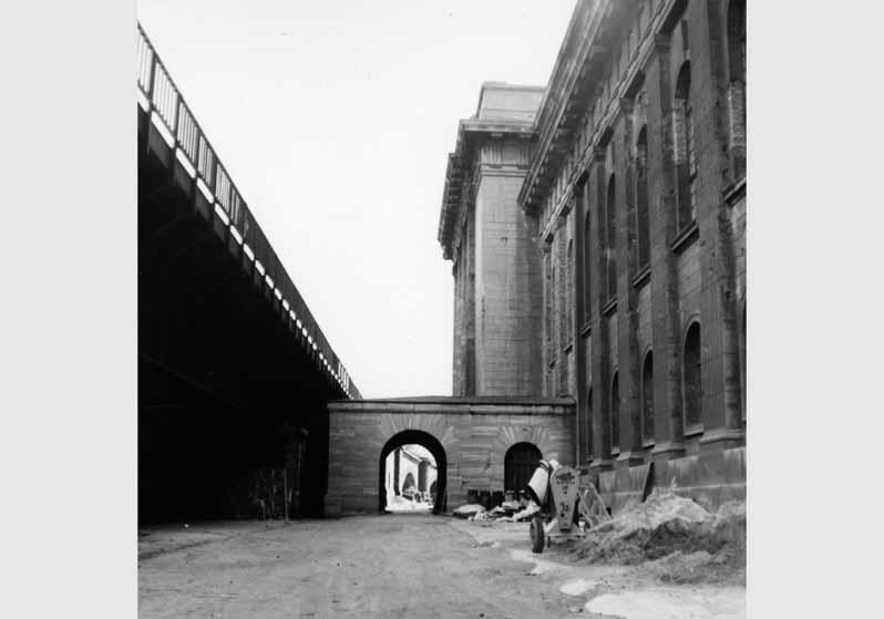 Blick auf die Fassade des Pergamonmuseums und die Viadukte der Stadtbahn