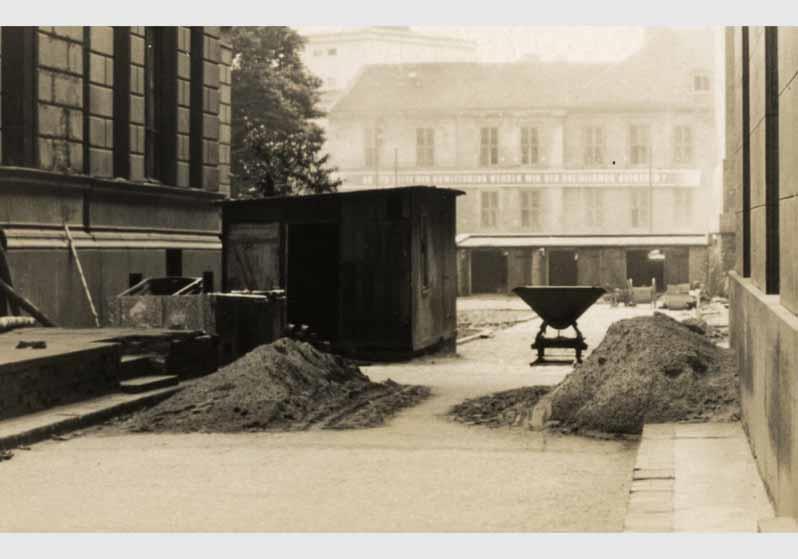 Bauarbeiten vor dem Pergamonmuseum und dem Neuen Museum vor dem Hintergund des Kupfergrabens