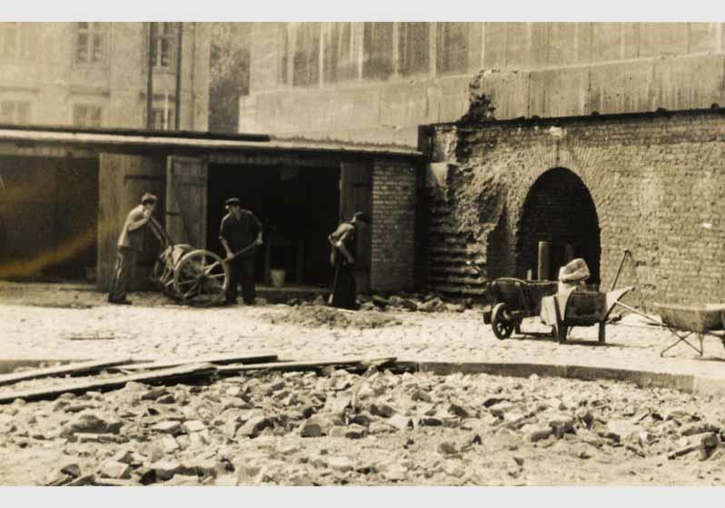 Arbeiter beim Verladen von Pflastersteinen vor dem Pergamonmuseum
