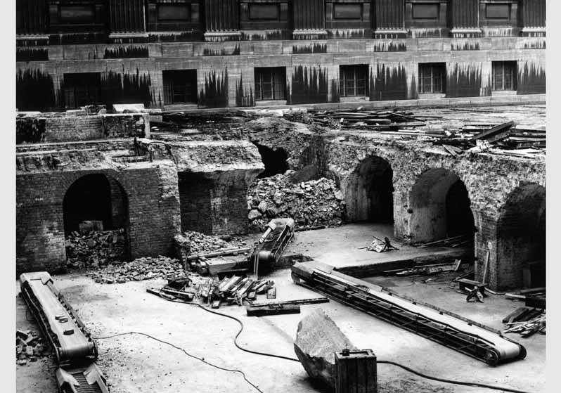 Abtragung der Kellergewölbe unter dem Ehrenhof des Pergamonmuseums