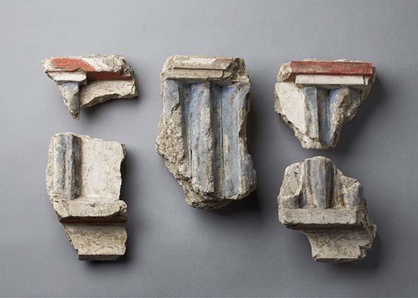 Fragmente eines Triglyphenfrieses