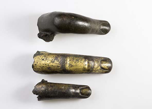 Finger einer Großbronze (Fragment einer Bronzestatue)