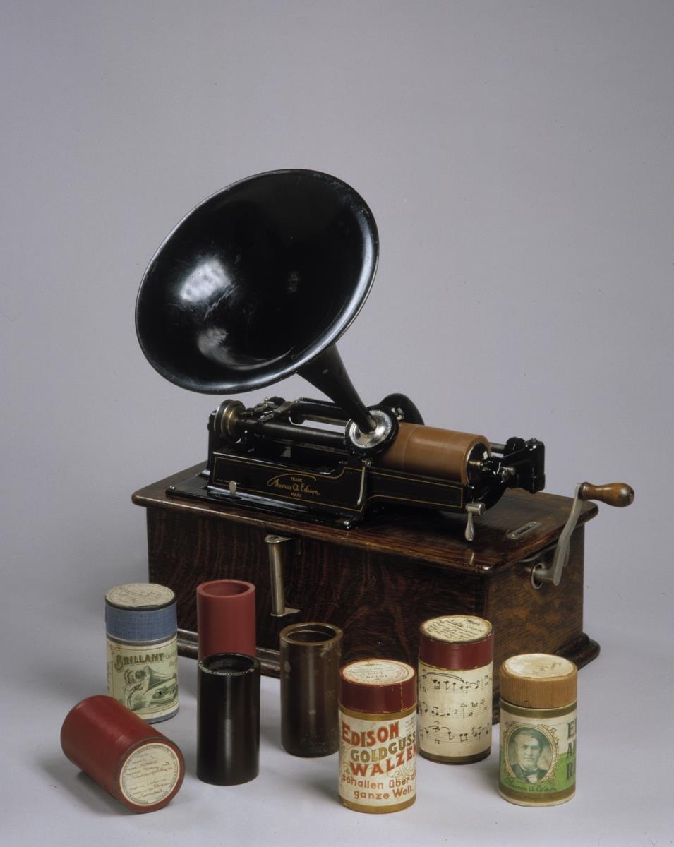Edison-Home-Phonograph und eine Auswahl von Walzen