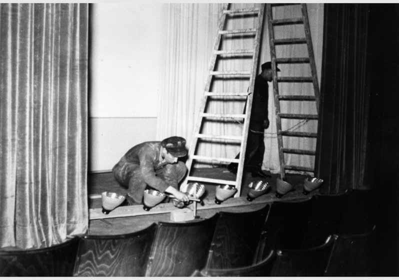 Arbeiter beim Bühnenbau im Vortragssaal des Pergamonmuseums