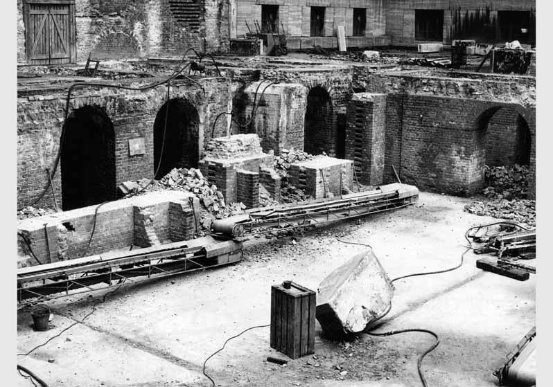 Abtragung der Kellergewölbe unter dem Ehrenhof des Pergamonmuseums