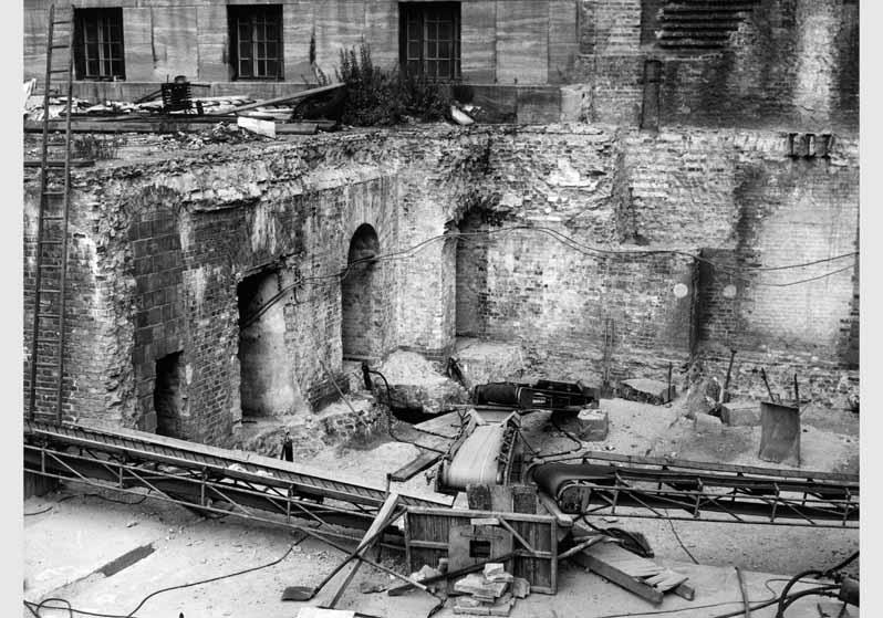 Abtragung der Kellergewölbe unter dem Ehrenhof des Pergamonmuseums