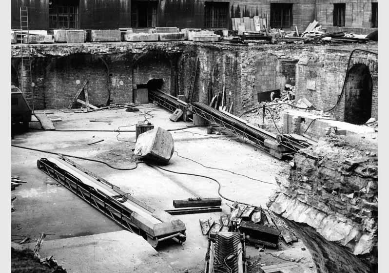 Abtragung der Kellergewölbe unter dem Ehrenhof des Pergamonmuseums