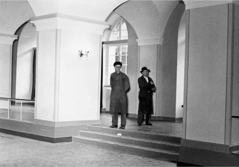 Männer im Speisesaal des Pergamonmuseums
