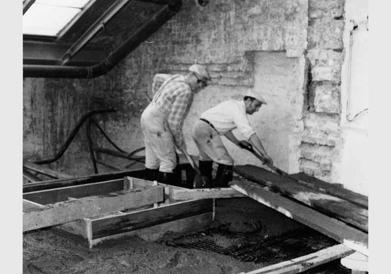 Bauarbeiter beim Einbau eines Fahrstuhls im Pergamonmuseum