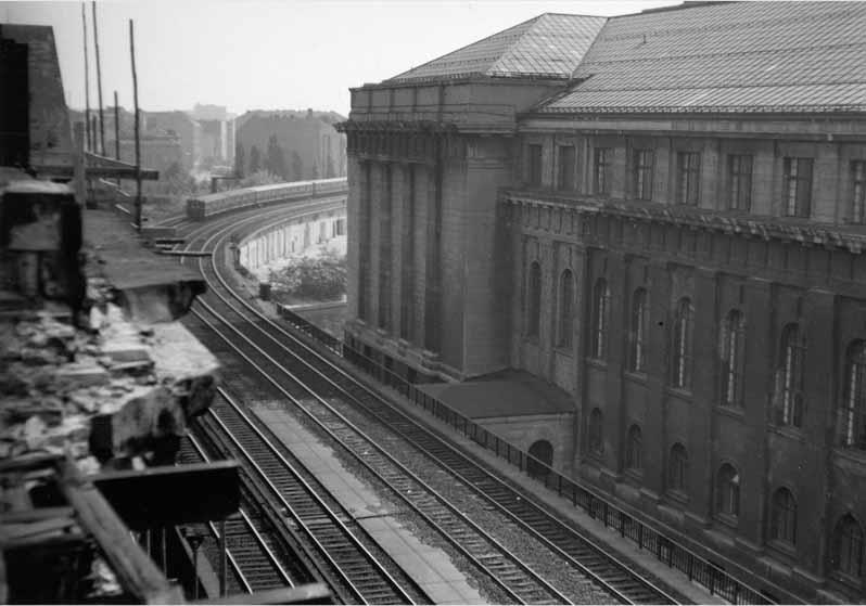 Blick vom Bode-Museum auf das Pergamonmuseum und das Viadukt der Stadtbahn