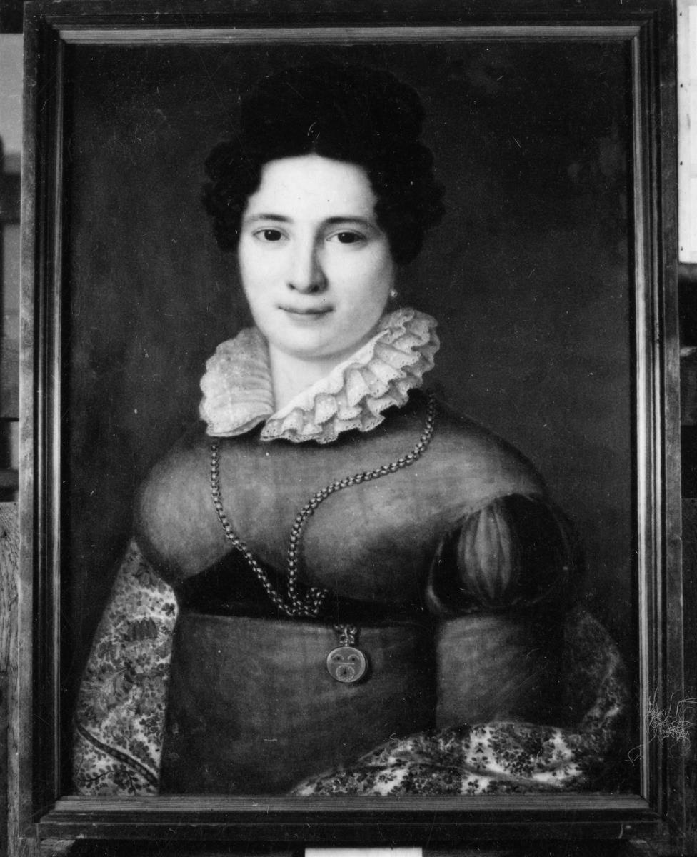 Porträt einer Frau in Empirekleid mit geblümtem Shawl