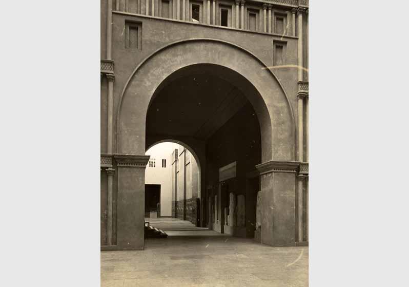 Aufstellung des Vorderasiatischen Museums im Pergamonmuseum, Blick von der Partherfassade zur Prozessionsstraße
