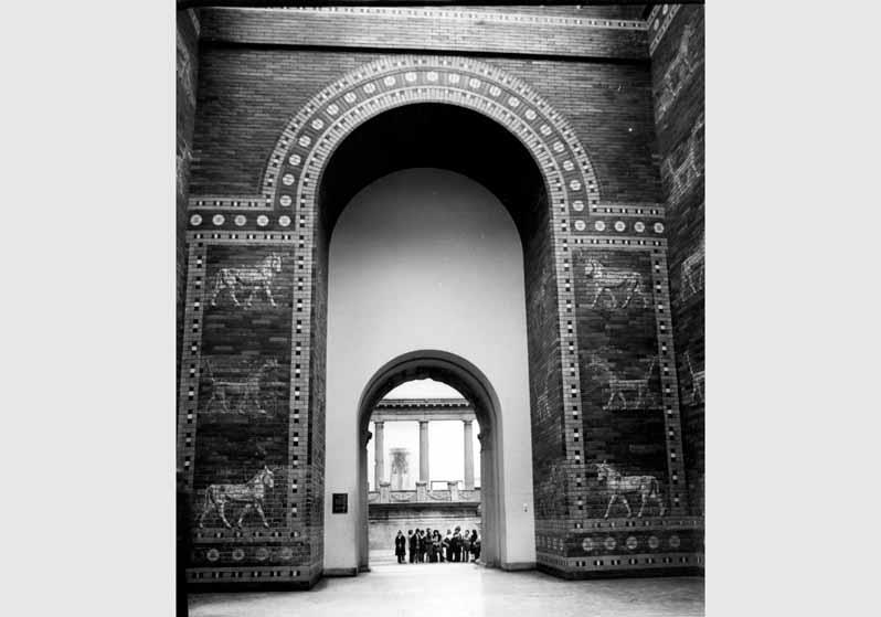 Aufstellung des Vorderasiatischen Museums im Pergamonmuseum, Blick von der Prozessionsstraße zum Ischtar-Tor