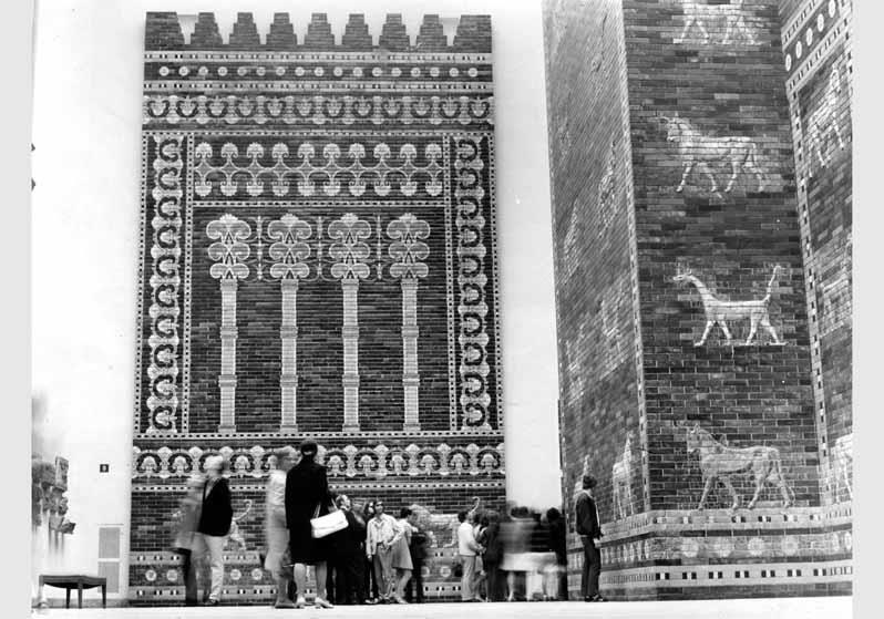 Besucher vor dem Ischtar-Tor im Pergamonmuseum