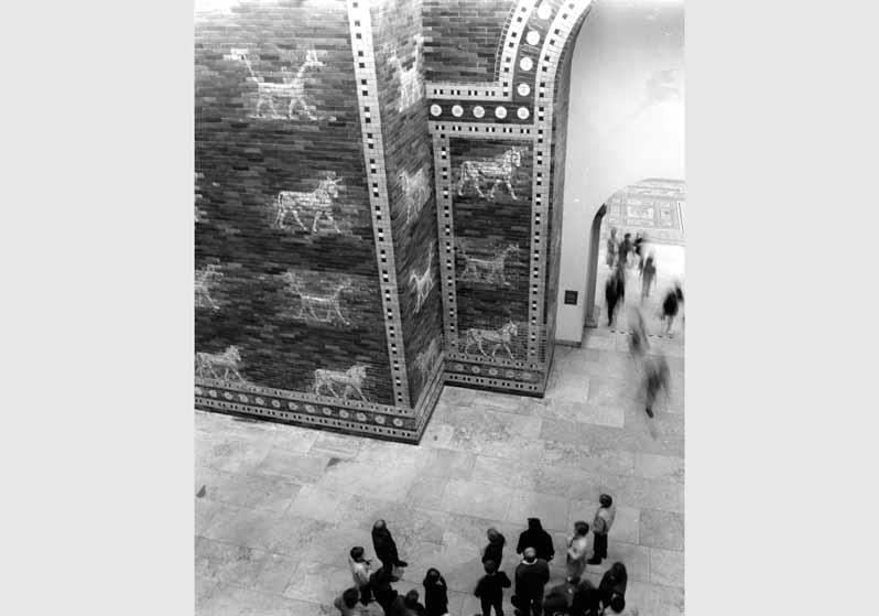 Besucher vor dem Ischtar-Tor im Pergamonmuseum