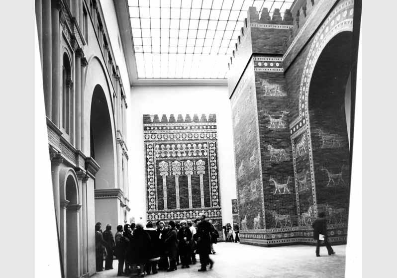 Besucher vor dem Ischtar-Tor im Pergamonmuseum