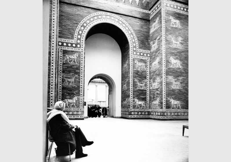 Besucherin vor dem Ischtar-Tor im Pergamonmuseum