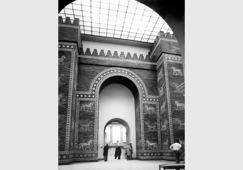 Besucher vor dem Ischtar-Tor im Pergamonmuseum