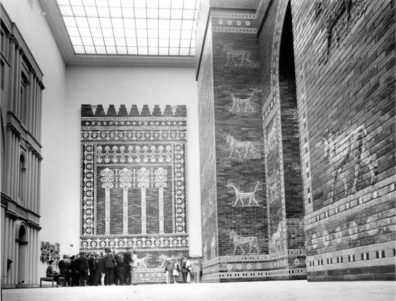 Besucher vor dem Ischtar-Tor im Pergamonmuseum