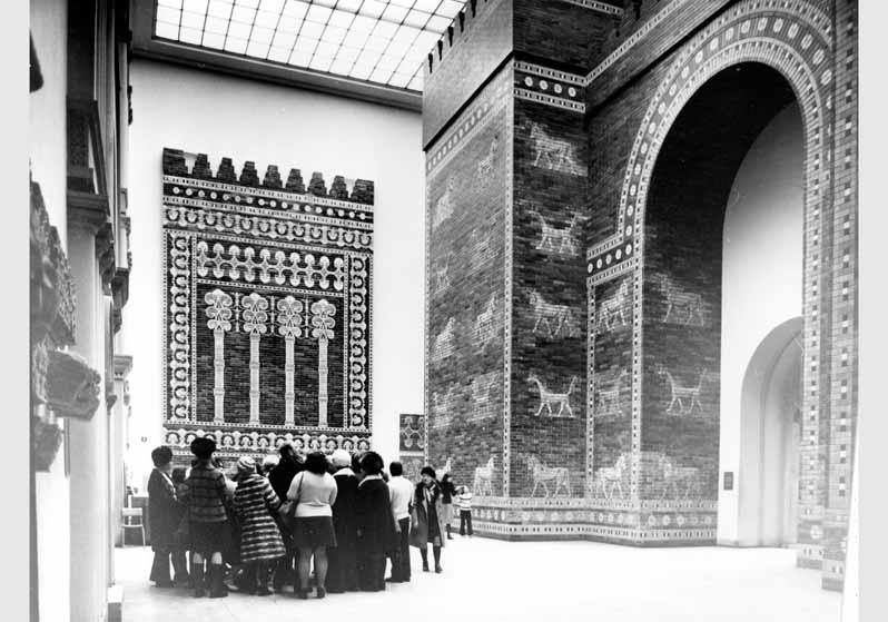 Besucher vor dem Ischtar-Tor im Pergamonmuseum