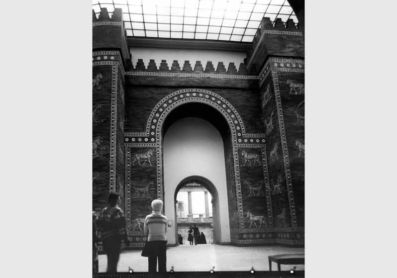 Besucher vor dem Ischtar-Tor im Pergamonmuseum