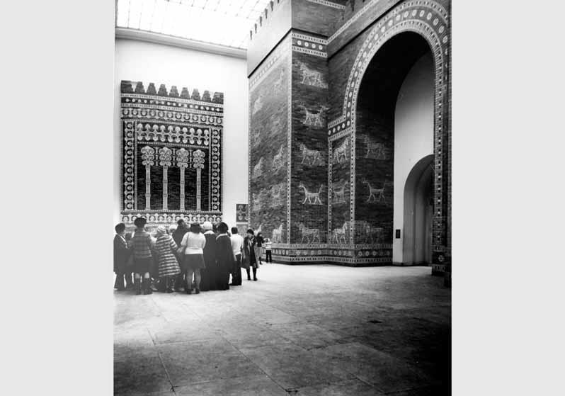 Besucher vor dem Ischtar-Tor im Pergamonmuseum