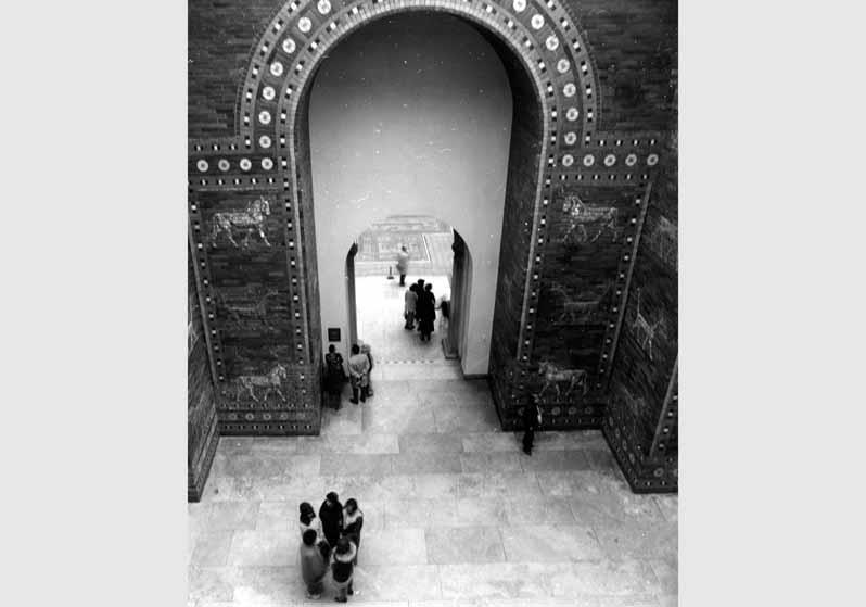 Besucher vor dem Ischtar-Tor im Pergamonmuseum