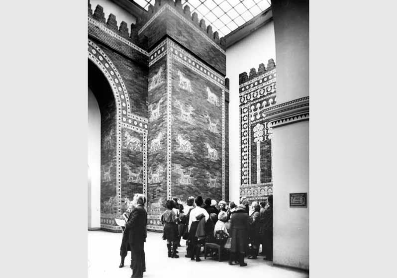 Besucher vor dem Ischtar-Tor im Pergamonmuseum