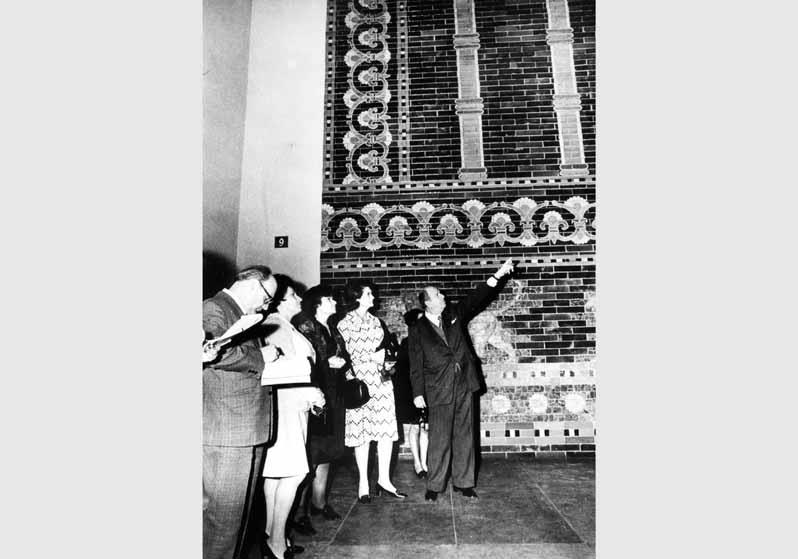 Führung des Generaldirektors Gerhard Rudolf Meyer durch das Vorderasiatische Museum im Pergamonmuseum, Saal des Ischtar-Tores