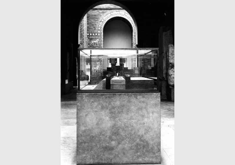 Aufstellung des Vorderasiatischen Museums im Pergamonmuseum, Modell der Prozessionsstraße vor dem Hintergrund des Ischtar-Tores