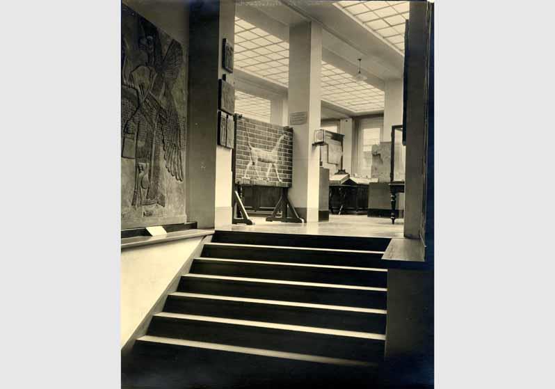 Aufstellung des Vorderasiatischen Museums im Kaiser-Friedrich-Museum, Aufgang zum Obergeschoss