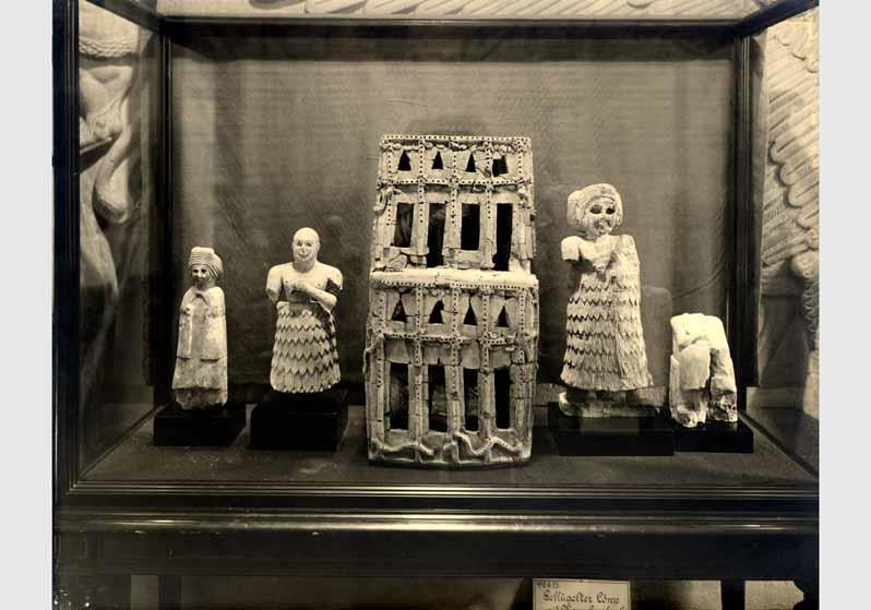 Aufstellung des Vorderasiatischen Museums im Kaiser-Friedrich-Museum, "Assur-Vitrine"