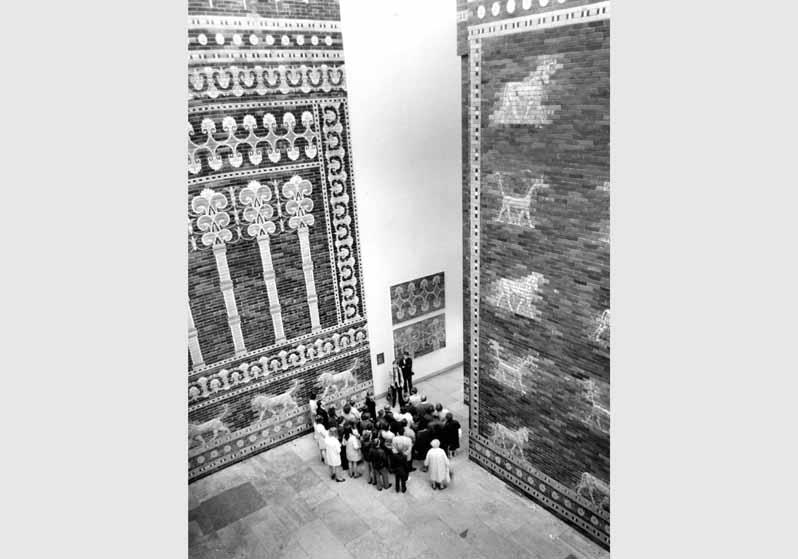 Besucher vor dem Ischtar-Tor im Pergamonmuseum
