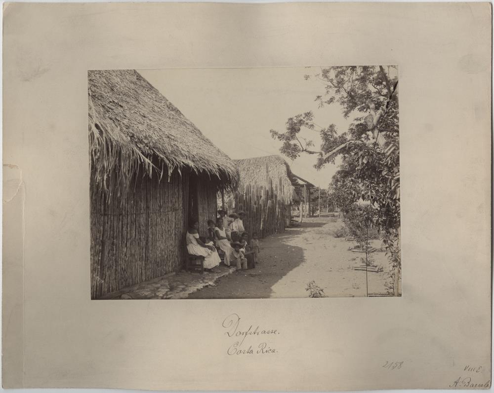Personengruppe auf Dorfstrasse in Costa Rica