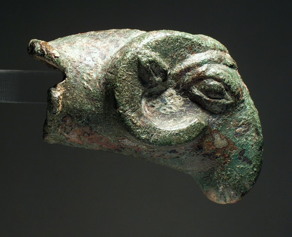 Widderattasche, dickwandig, mit Resten von Kernmasse, krustige Patina