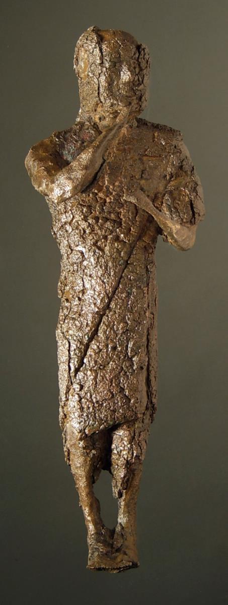 Statuette eines Mannes im Himation, Oberfl채che durch Korrosion und Reduktion v철llig zerst철rt, wohl Fl철tenbl채ser, ...