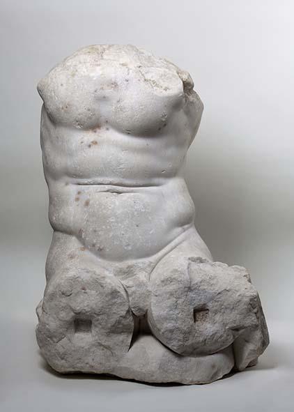 Torso eines sitzenden Gottes (Herakles oder Dionysos)